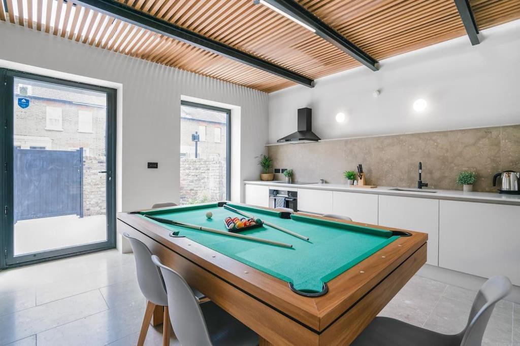 Tottenham- Exquisite 4-Bed Retreat With Ping Pong And Pool - Sleeps 7, Free Parking, Contractors & Long Stays Welcome London Eksteriør billede