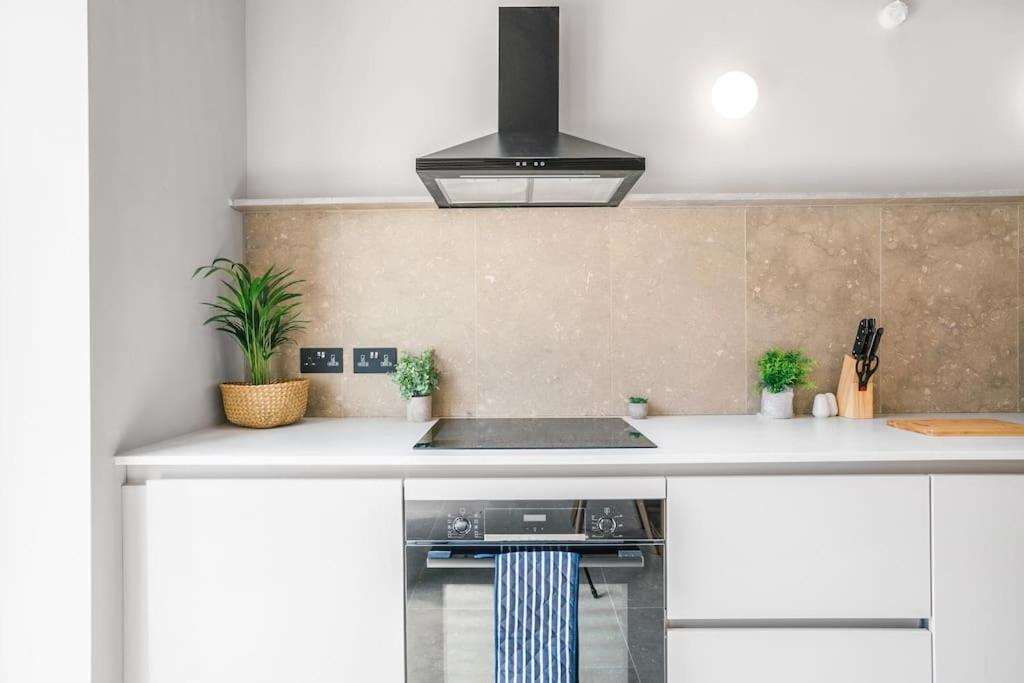 Tottenham- Exquisite 4-Bed Retreat With Ping Pong And Pool - Sleeps 7, Free Parking, Contractors & Long Stays Welcome London Eksteriør billede