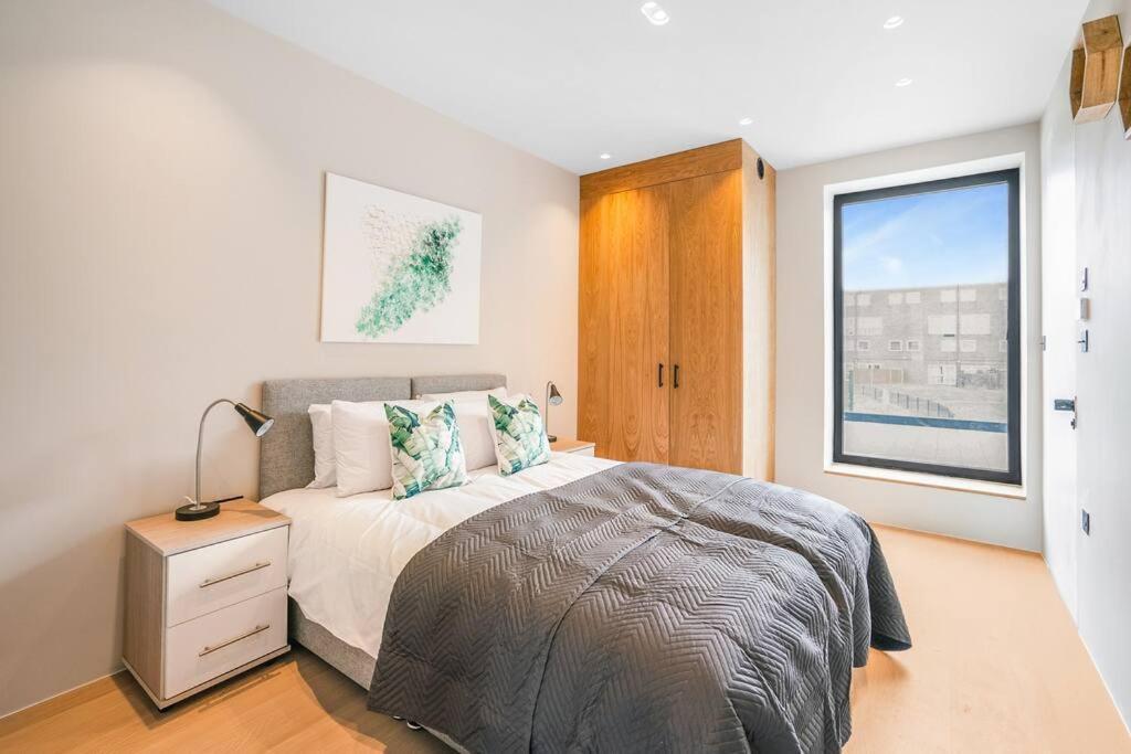 Tottenham- Exquisite 4-Bed Retreat With Ping Pong And Pool - Sleeps 7, Free Parking, Contractors & Long Stays Welcome London Eksteriør billede